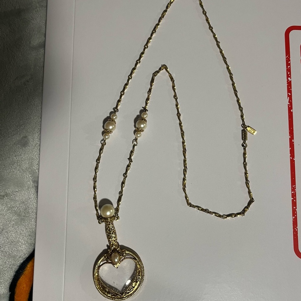 VINTAGE 1928 JEWELRY CO HEART SHAPE MAGNIFYING PENDANT NECKLACE